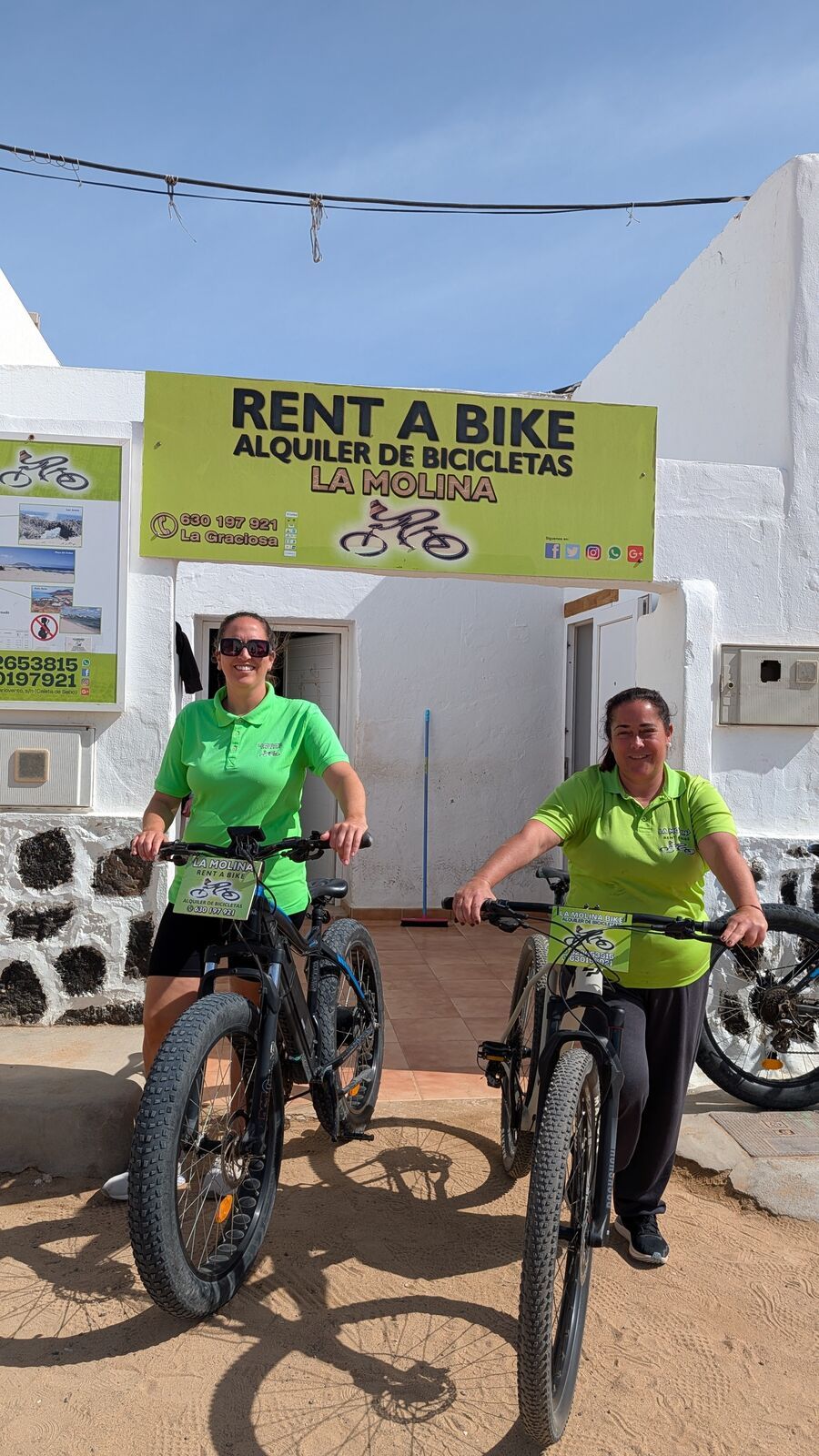 Equipo de La Molina bike en el local de Caleta del Sebo, La Graciosa